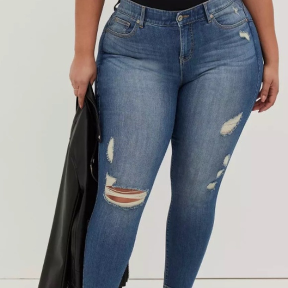 Curvy Bombshell Skinny Premium Stretch High-Rise Jean - Picture 1 of 7